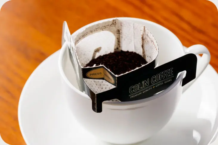 colin coffeeのオリジナルバッグにお湯を注いでいる